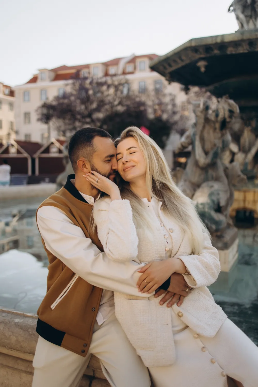 Couple by the baroque fountain in Rossio