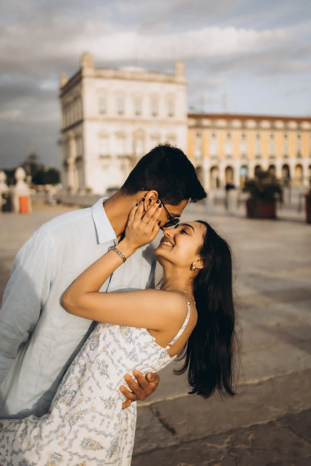 Couple kissing in Praça do Comércio