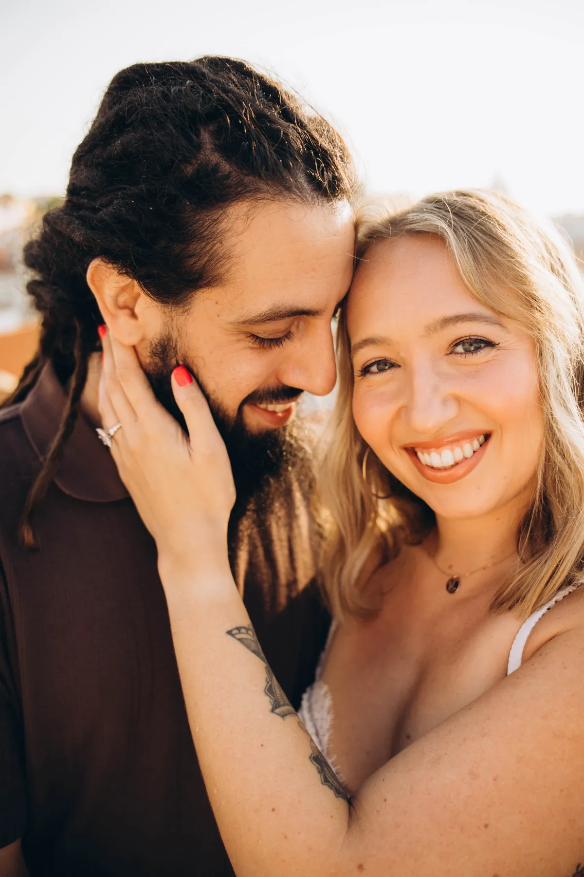 Couple photoshoot in Alfama: viewpoints, tiles and trams