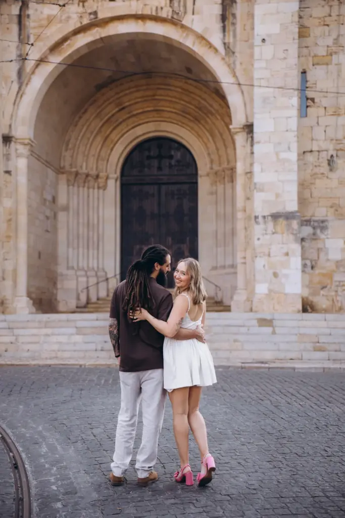 Couple embracing at the doors of Lisbon Cathedral