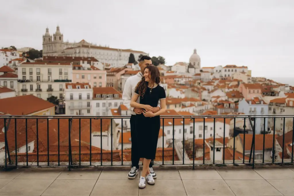 Couple embracing at the Portas do Sol viewpoint