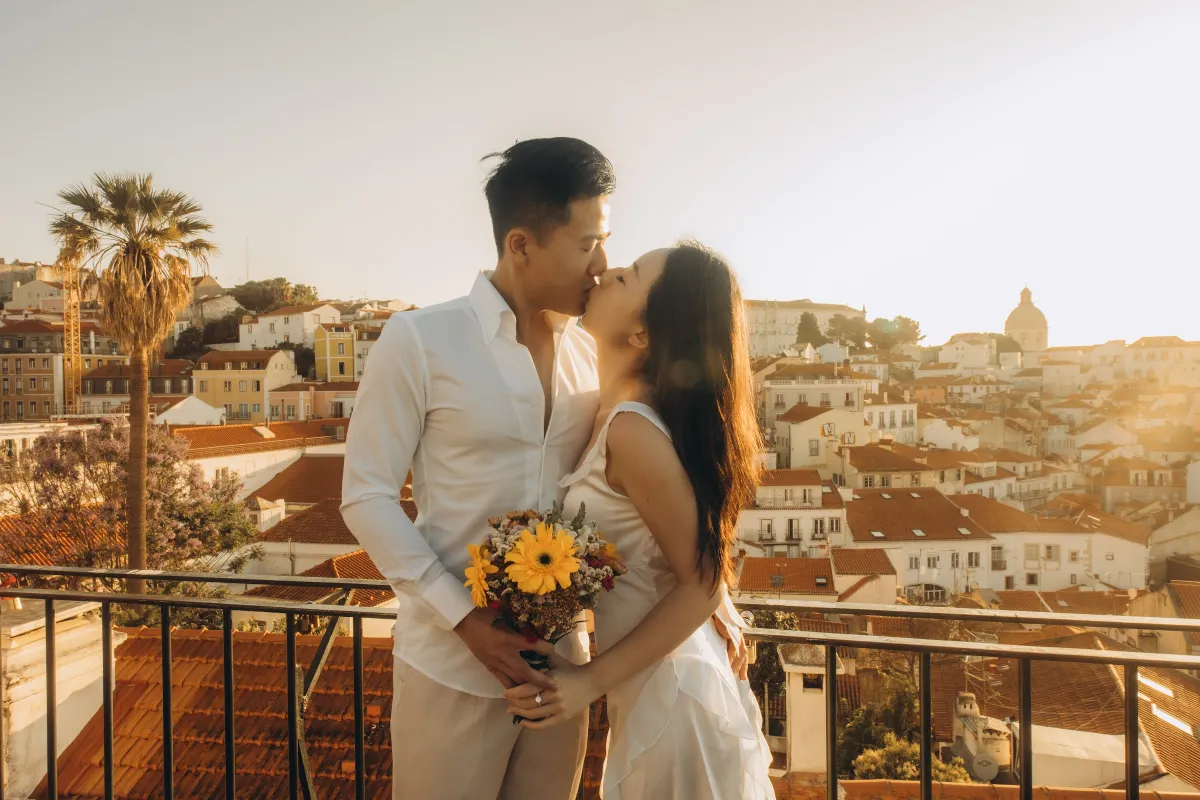 Couple photoshoot in Alfama and Praça do Comércio