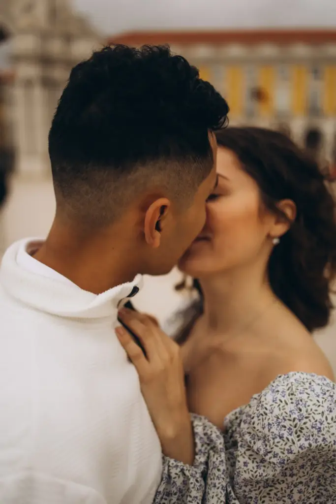Couple kissing at Praça do Comércio