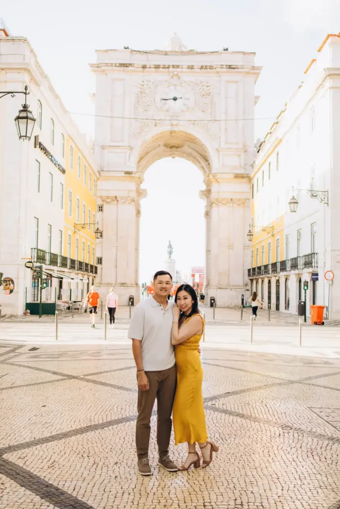 Couple in front of the Rua Augusta Arch in Lisbon