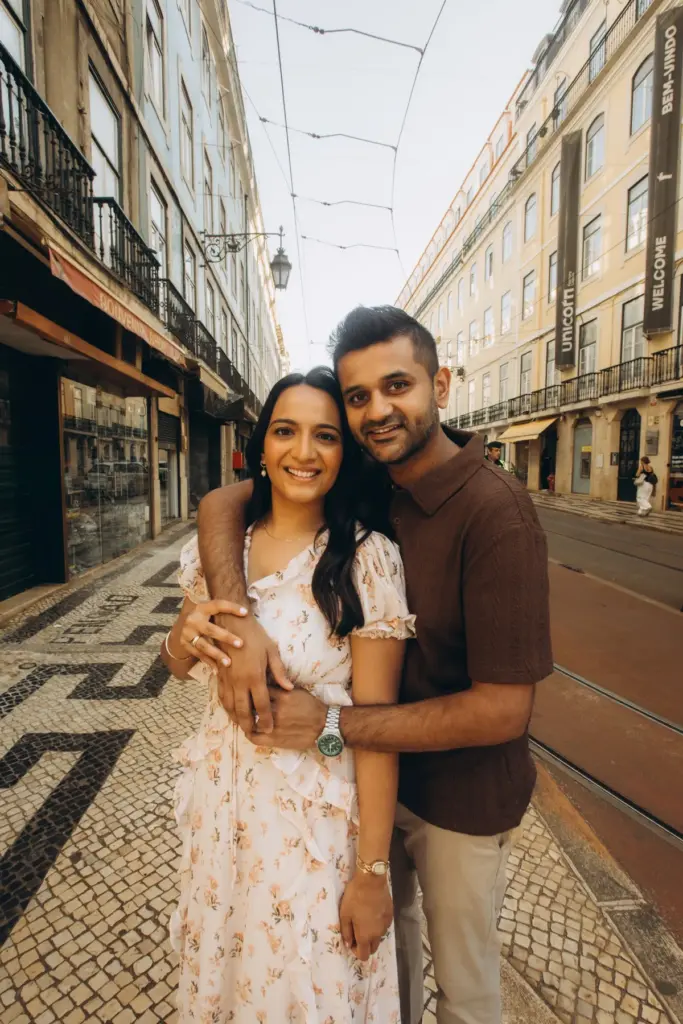 Parents embracing on Rua Augusta in Baixa
