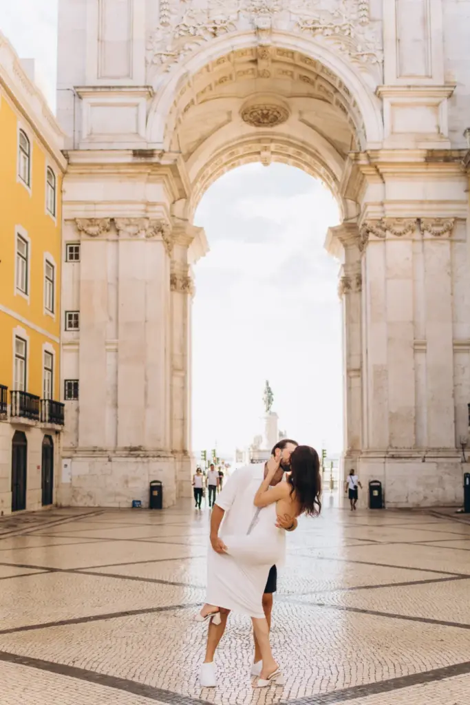 Woman spinning under the Rua Augusta Arch