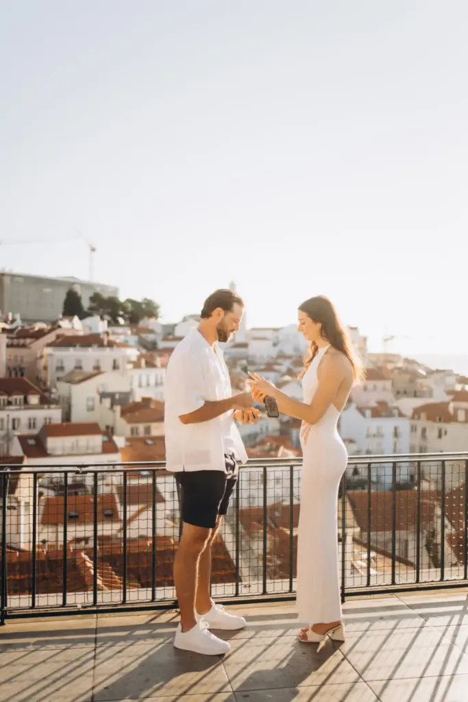 The moment of the proposal at a Lisbon viewpoint